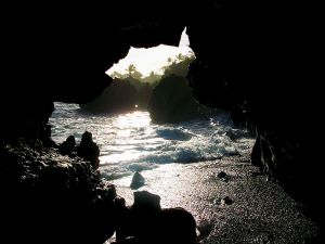 800px-Waianapanapa_lava_tube_2